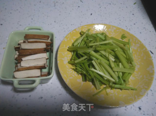 香芹豆干的做法步骤：1