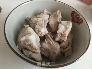 蒜香土豆烧小排的做法步骤：1