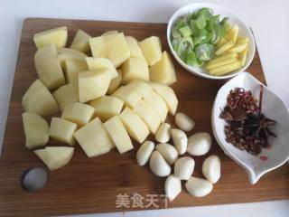 蒜香土豆烧小排的做法步骤：2