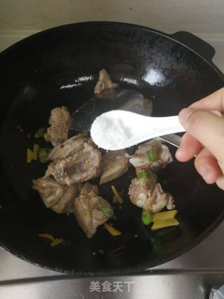 蒜香土豆烧小排的做法步骤：4