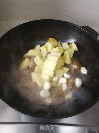 蒜香土豆烧小排的做法步骤：6