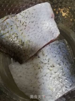 酱焖香煎鱼腹的做法步骤：1