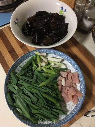 蒜苗炒肉的做法步骤：1