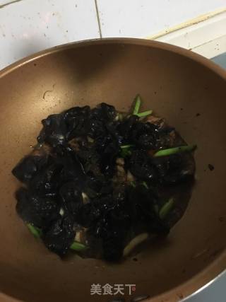 蒜苗炒肉的做法步骤：3