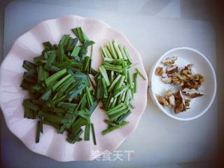 核桃仁炒韭菜的做法步骤：1