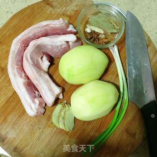 土豆红烧肉的做法步骤：1