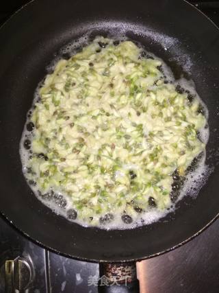 槐花饼的做法步骤：4