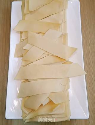 辣椒炒豆皮的做法步骤：1