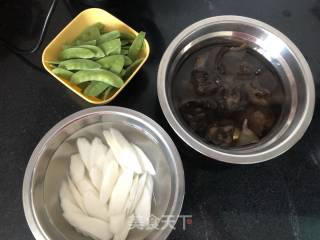 山药木耳炒荷兰豆的做法步骤：1