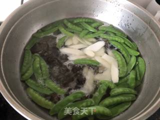 山药木耳炒荷兰豆的做法步骤：3