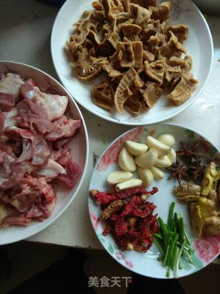 笋干焖鸭肉的做法步骤：1