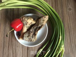 腊肉炒蒜苔的做法步骤：1