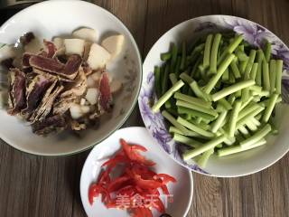 腊肉炒蒜苔的做法步骤：2