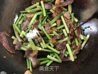 腊肉炒蒜苔的做法步骤：9
