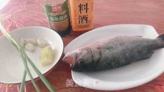 清蒸鲈鱼的做法步骤：1