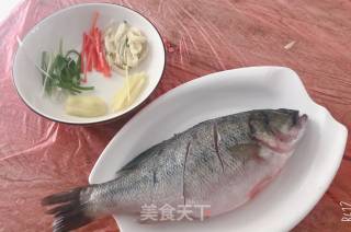 清蒸鲈鱼的做法步骤：2