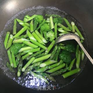 香菇百合炒芦笋的做法步骤：2