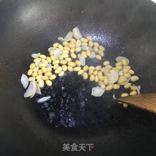 香菇百合炒芦笋的做法步骤：4