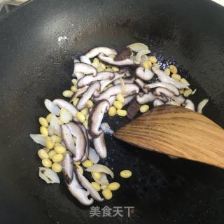 香菇百合炒芦笋的做法步骤：5