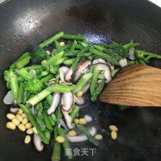 香菇百合炒芦笋的做法步骤：6