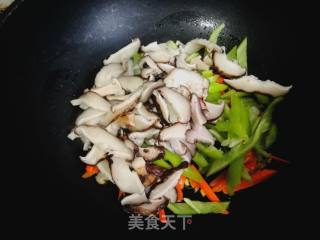 青椒香菇的做法步骤：8