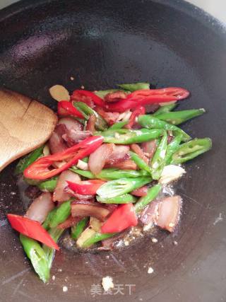 青椒炒腊肉的做法步骤：8