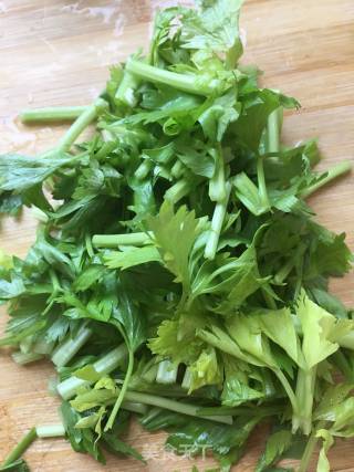 芹菜拌猪肝的做法步骤：2