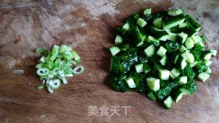 清炒黄瓜丁的做法步骤：1