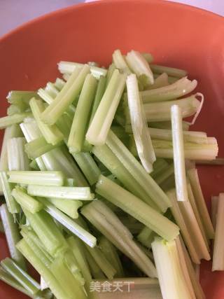 肉丝炒芹菜的做法步骤：1