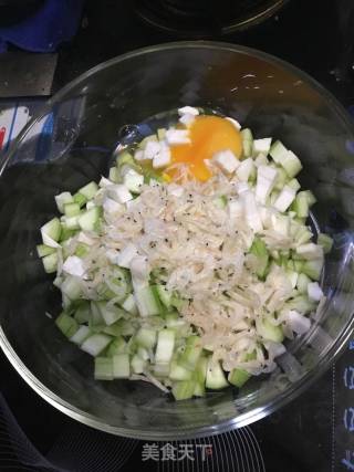 丝瓜虾皮饼的做法步骤：3