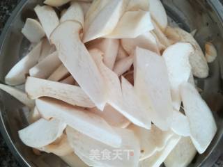 鸡腿菇炒肉的做法步骤：2