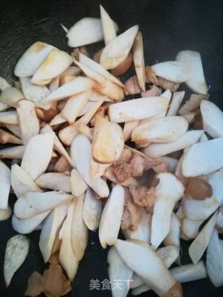 鸡腿菇炒肉的做法步骤：5