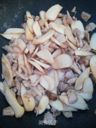 鸡腿菇炒肉的做法步骤：6