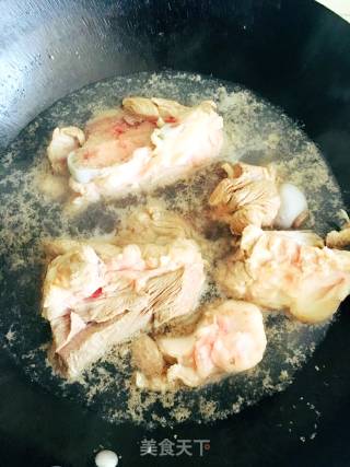 大骨头汤的做法步骤：1