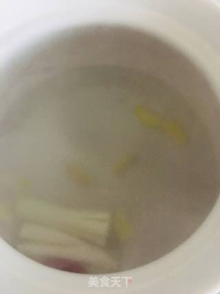大骨头汤的做法步骤：2