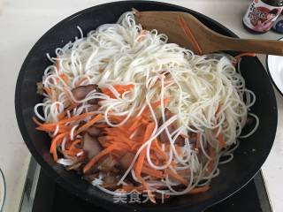 香菇豆豉酱炒腊肉米粉的做法步骤：11