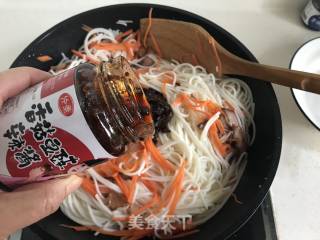 香菇豆豉酱炒腊肉米粉的做法步骤：12