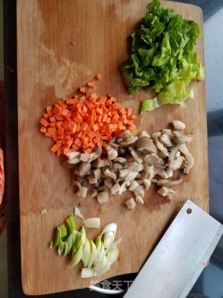 肉末时蔬炒意面的做法步骤：2