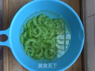 苦瓜鸡蛋饼的做法步骤：3