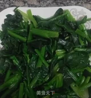 菠菜拌花生米的做法步骤：3