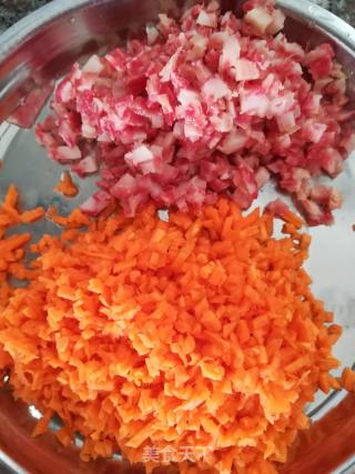 胡萝卜腊肠鸡蛋饼的做法步骤：1