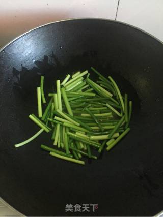 牛肉蒜苗（快手版）的做法步骤：2