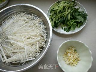 黄瓜丝拌金针菇的做法步骤：1