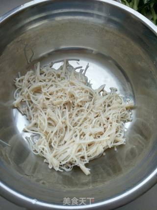 黄瓜丝拌金针菇的做法步骤：2