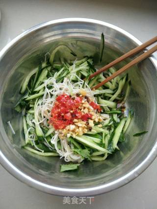 黄瓜丝拌金针菇的做法步骤：3