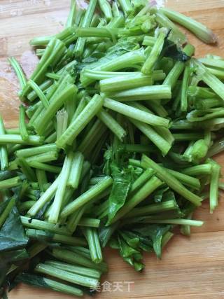 蒜香麻汁菠菜的做法步骤：1