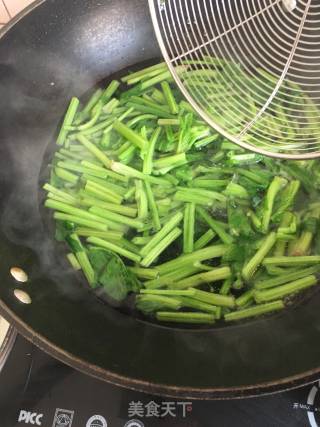 蒜香麻汁菠菜的做法步骤：2