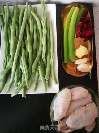 鸡翅烧四季豆的做法步骤：1
