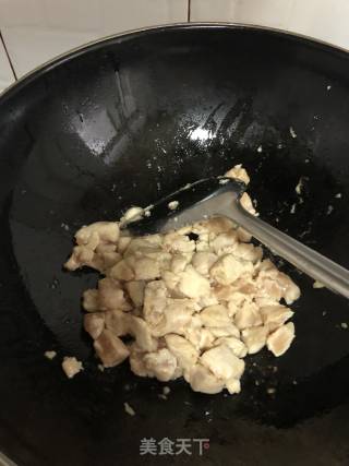 爽口的地瓜丁炒鸡肉的做法步骤：2