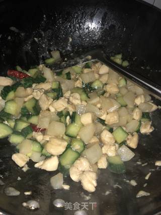 爽口的地瓜丁炒鸡肉的做法步骤：3